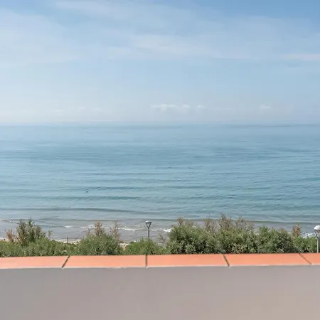 Frente Al Mar Σίτζες